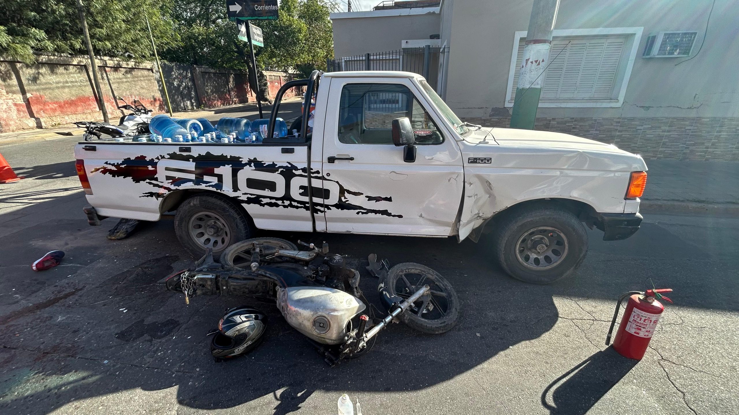 Motociclista con posible fractura de fémur tras chocar con una